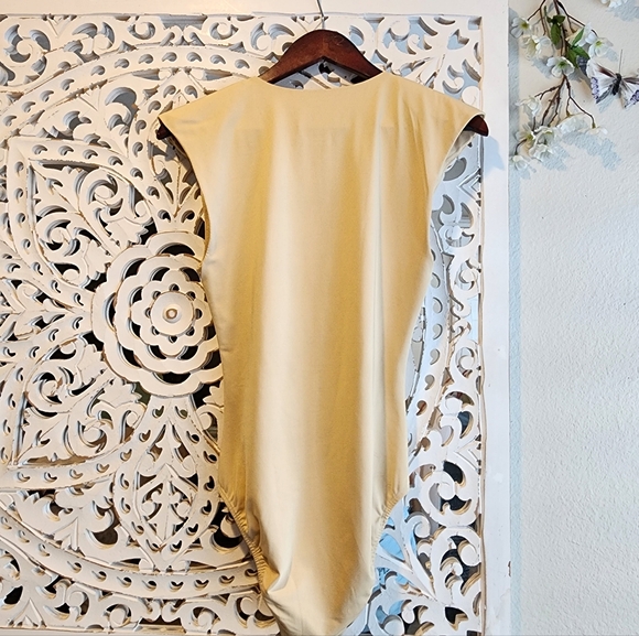 ET CLET BODYSUIT IN TAN CREW NECK WITH SHOULDER PADS NWOT SIZE MEDIUM - Picture 10 of 12